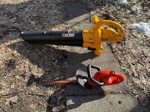 lot 24 image: Yard-Man YMESV1300 Mulching Blower Vacuum & Black & Decker TB1800 Trimmer (Corded 120V)