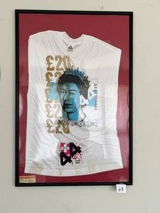 lot 68 image: Graphic Tee White T-Shirt with Blue Portrait & Gold �20 Print (Framed)