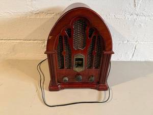 lot 109 image: GE 7-4100JA Tabletop Radio - Vintage Wood Cabinet AMFM 120V