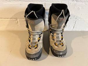 lot 113 image: Vans World Traveler Boots - GrayBlack High-Top Hiking Boots