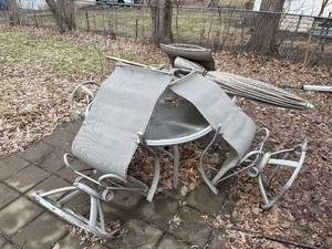 lot 185 image: Patio Dining Table Set with 4 Chairs - Round Glass Top, Aluminum Frame, Gray