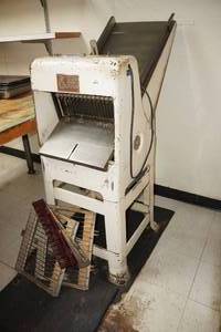 lot 48 image: Oliver Industrial Gravity Feed Bread Slicer