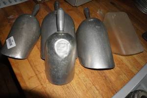 lot 100 image: Commercial Scoops