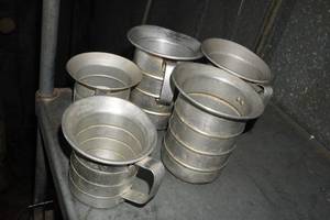 lot 101 image: 5 Commercial Measuring Scoops