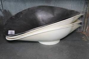 lot 105 image: 4 Plastic Footed Scale Scoops