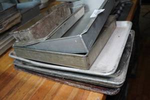 lot 94 image: Assorted Sized Baking Pans
