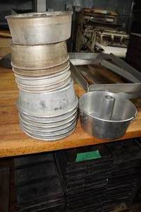 lot 96 image: Bundt and Angel Food Cake Baking Pans