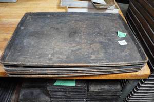 lot 115 image: 8 Baking Sheets
