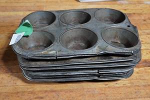 lot 121 image: 7 Large CupcakeMuffin Baking Pans