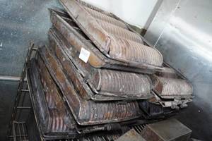 lot 124 image: 7 Large Round Bread Flour Baking Pans