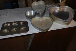 lot 903 image: Assorted Heart Shaped Baking Pans