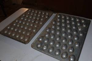 lot 902 image: 2 Vintage Egg Shaped CandyIce Cream Molds