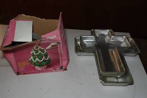 lot 904 image: Assorted Shaped Baking Pans