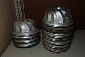 lot 906 image: 12 7 Bundt Cake Pans