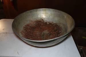 lot 914 image: 25 Mixing Bowl