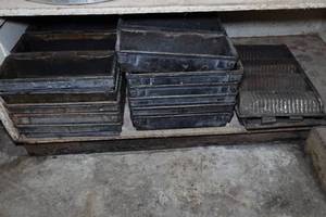 lot 918 image: 11 12 & 21 Bread Pans