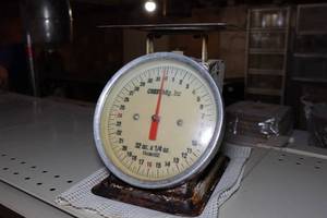 lot 748 image: Vintage Crest Food Scale