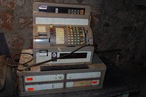 lot 937 image: Vintage Cash Register