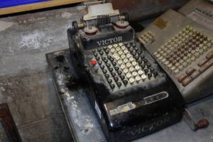 lot 938 image: Vintage Victor Adding Machine