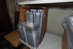 lot 964 image: Clear To Go Containers for CupcakesMuffins - 4 Count