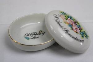 lot 22 image: Avon A Token of Love Valentines Day 1982 Porcelain Trinket Box Made in Japan
