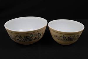 lot 27 image: Pyrex 2-Piece Floral Pattern Mixing Bowls - Beige Speckled Exterior, Ovenware