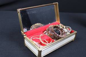 lot 42 image: Vintage Japanese Beaded Jewelry Box with Floral Lid, Mirror Interior - Made in Japan 10