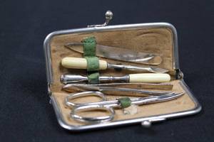 lot 74 image: Miniature Manicure Set in Green Floral Coin Purse - Vintage