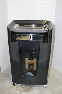 lot 122 image: Staples Shredder SPL-TMC16A Titanium Cutter 120V 5A - HP 201A Black Toner CF400A (M252M277)