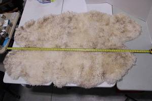 lot 137 image: Interiors Genuine Sheepskin Rug - Real Fur, AUNZ Sheepskin, Made in Thailand
