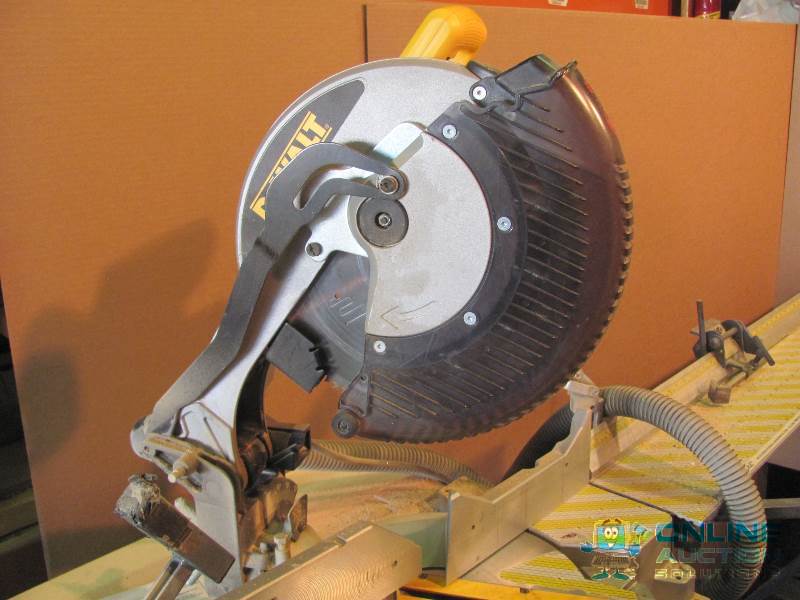 lot 6 image: DEWALT 12" (305 mm) Compound Miter Saw w...