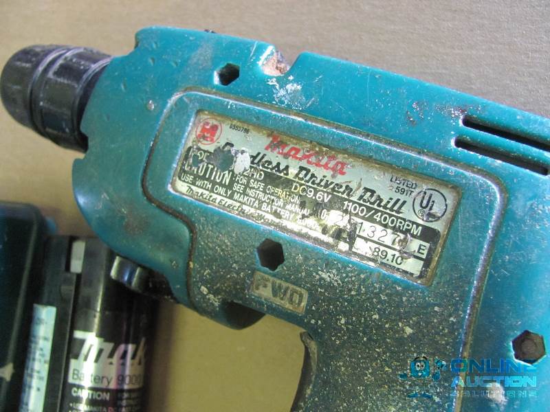 lot 11 image: MAKITA Cordless Driver Drill with two batteri...