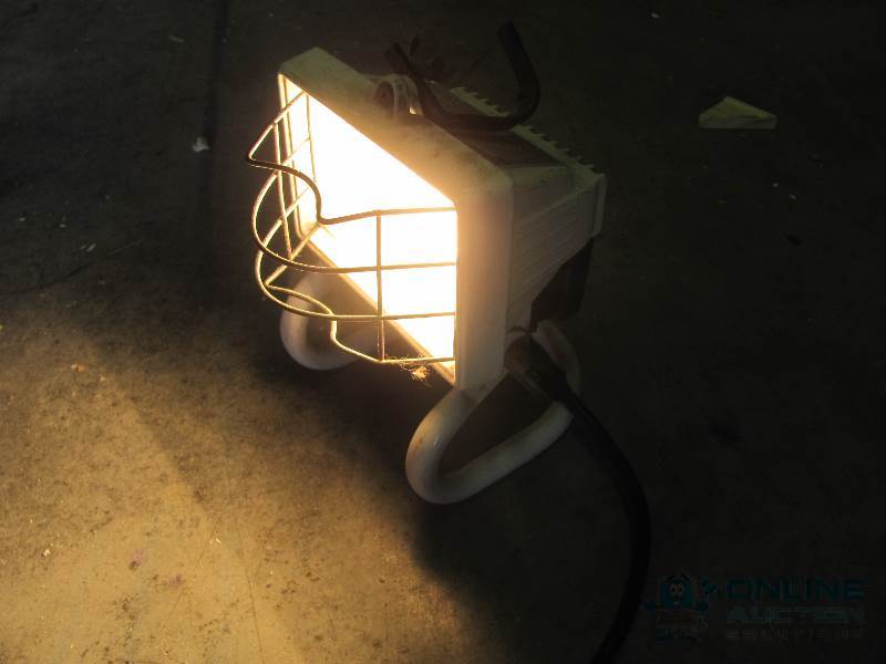 lot 58 image: Adjustable Halogen Work Light with stand and ...
