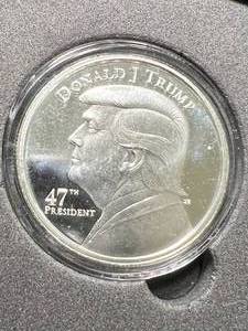 lot 59 image: 1 TROY OZ .999 FINE SILVER DONALD TRUMP ROUND IN BOX