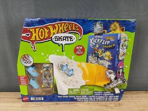Hot Wheels KickFlip Crunch Skate Park - Brand New