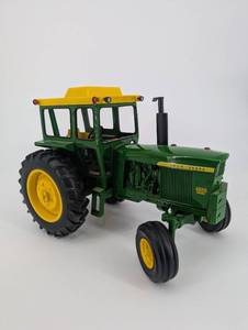 lot 26 image: John Deere 4520 Diesel Tractor Model - Green w Yellow Wheels