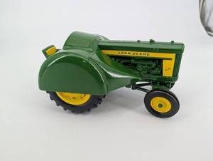 lot 27 image: John Deere 620 Toy Tractor Die-Cast Green & Yellow