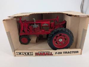lot 46 image: ERTL Farmall F-20 Tractor 116 Scale Die-Cast Model