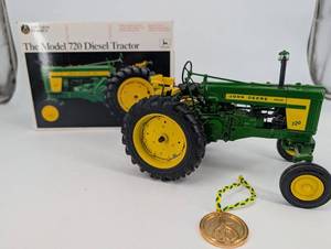 lot 63 image: John Deere 720 Diesel Tractor Die-Cast Model - Precision Classics
