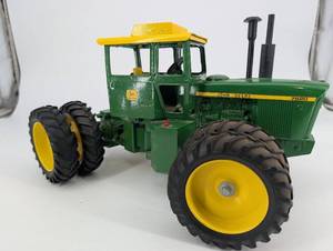 lot 67 image: John Deere 7520 Die-Cast Tractor - Ertl Co. GreenYellow Toy Model
