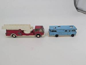 lot 75 image: Tootsietoy Fire Truck & Camper Trailer - Vintage Die-Cast Toys