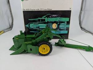 lot 86 image: John Deere 4020 Tractor with 237 Corn Picker - Precision Classics Die-Cast Replica