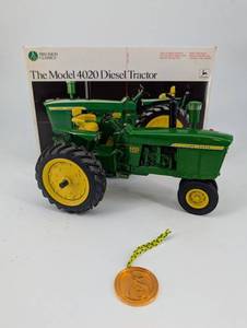 lot 101 image: John Deere 4020 Diesel Tractor - Precision Classics Die-Cast Toy