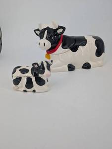 lot 122 image: AMC NY NY - Holstein Cow Ceramic Figurine Set (Adult & Calf) - Made in Taiwan