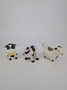lot 123 image: 3-Piece Ceramic Cow Figurine Set - Farmhouse Decor