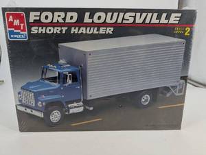 lot 153 image: AMT Ertl Ford Louisville Short Hauler CL6000 6460 Model Kit