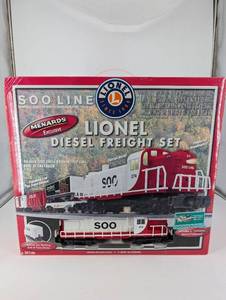 lot 155 image: Lionel Soo Line Diesel Freight Set - Menards Exclusive with Loco 374 & Cars