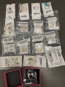 lot 19 image: Fashion Jewelry X004GQ0341 Assorted Earrings & Accessories - Made in China