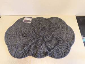 lot 19 image: NEW COTTON SCALLOP BATHMAT GREY 24IN X 36IN