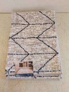 lot 2 image: NEW MOHAWK TANGIERS COLLECTION ACCENT RUG DIAMONDS 30IN X 45IN